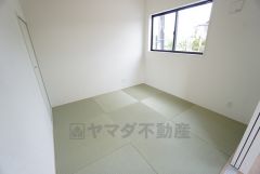 ＬＤＫに隣接する和室です。お昼寝や洗濯物を畳んだり、アイロンをかける作業スペースとしても活躍しそうですね。