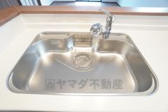 大きなお鍋も楽々洗える幅の広いシンクです＾＾ステンレスシンクなので簡単にお掃除できますよ。洗剤やスポンジもすっきりできる収納付き。