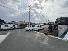 前面道路は南側約4.1ｍ、東側約6ｍの公道に面しています。フレスポ鳥栖(車7分/2.8ｋｍ)