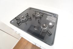 同時にたくさんの料理が調理できる3口コンロ。長時間熱を通しておきたい煮込み料理を作りながら、炒め物など同時進行で進められます。