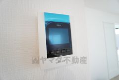 防犯はもちろん、セールスマン対策にもなるモニター付きインターホンです。お子さん1人での留守番時にも活躍しそうです。