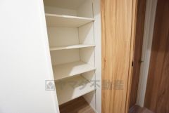 廊下収納付き。日用品のストック、掃除用品、非常時の備蓄品、趣味の道具など、様々なものを収納できます＾＾