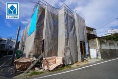 最寄バス停まで徒歩8分、博多・天神駅行。2階洋室にウォークインクローゼット付。大きな荷物も収納可能＾＾
