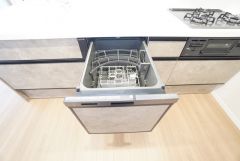 炊事時間を大幅に短縮できる食器洗浄乾燥機付き＾＾食器を洗う手間が減るので家族とのコミュニケーションの時間や自分の時間が増えますね。