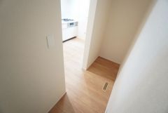 キッチン後方に広々としたパントリー付き＾＾洗面室にも近く、食料品だけでなく日用品などの収納にも＾＾