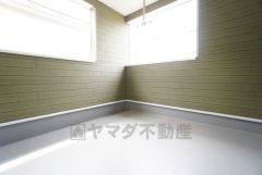 幅広のインナーバルコニーは多少の雨でも洗濯物を守ってくれ、家事を助けてくれること間違いなし。眩しすぎる日差しも和らげます。心地よい自然の光や風を感じることができ、ほどよく開放感のある空間＾＾ 