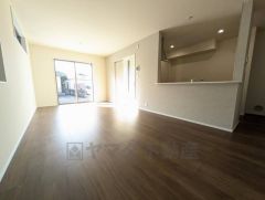 窓から光が差し込む明るいリビングダイニングです＾＾