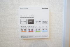 浴室暖房乾燥機には、暖房、乾燥、涼風、換気の4つの機能が付いています。タイマー付きです。換気・雨の日の洗濯も安心です＾＾