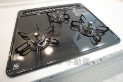 3種類の料理が同時に調理できる、3口ガスコンロ。忙しい夕食の支度時間が短縮できて効率よくお料理が楽しめます。