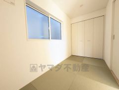 リビング隣には、ホッとできる和室を用意。客間としてはもちろん、お子様のお昼寝スペースや書斎としても活躍してくれそうです＾＾