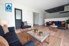 大きな掃き出し窓のあるリビングは、陽光あふれる明るい空間です。ゆったりと寛げる憩いの場となりそうです。家具はCGによるイメージ画像です。