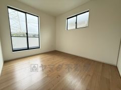 2面採光を確保した明るい室内は、風通しも良く、大変居心地の良い空間となっております。日当たりがよく、子供部屋としての利用もおすすめ。