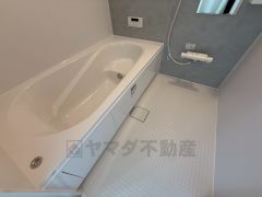 1日の疲れを癒すくつろぎのバスルーム。足を伸ばしてもゆったりと入れるサイズです。お子様と一緒にお風呂に入っても狭くないですね＾＾