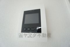 防犯性もばっちり、TVモニター付きインターフォン完備。大きなモニターで玄関先を確認できます。録画機能が付いているので不在時の訪問者も確認できて安心です^^