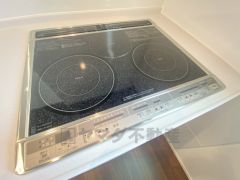 お手入れのしやすいIHクッキングヒーターです。3口コンロなので、効率よくお料理が楽しめます。毎日のお料理も楽しくなりますね＾＾