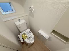 1階2階の2ヶ所にトイレがありますので、忙しい朝にも家族に気を使わず、ゆとりが生まれますね＾＾ 小窓付きで換気する時に便利です＾＾