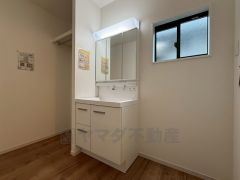 三面鏡裏収納付き洗面化粧台です＾＾ 歯磨きセットやスキンケア用品などの収納に便利ですね。 生活感も隠すことができ、来客時にも安心です。