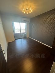 6.8帖。主寝室としてお使いいただけそうなこちらのお部屋は、日当たりが良く、爽やかな風を感じて起きる朝は、快適生活の始まりに。ウォークインクローゼット付き。 