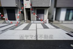 駐車スペースはゆとりある2台分を確保。マイカー用に、お客さま用に、余裕を持ってご利用いただけます。