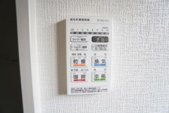 雨の日の洗濯も安心できる浴室暖房乾燥機付き浴室。リモコンで操作もボタン1つで簡単です。