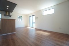 対面式キッチンを中心としたリビングダイニング。隣接する和室と合わせると20帖以上の大空間になります。