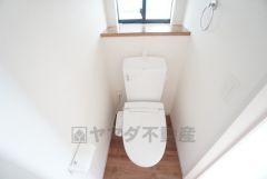 1階2階の2ヶ所にトイレがありますので、忙しい朝にも家族に気を使わず、ゆとりが生まれますね＾＾ 小窓付きで換気する時に便利です＾＾