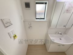 ランドリースペース上部には窓も付いており換気に便利です＾＾