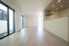 大きな掃き出し窓のあるリビングは、陽光あふれる明るい空間です。ゆったりと寛げる憩いの場となりそうです。