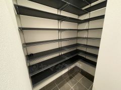 玄関にはシューズクロークが付いています。たっぷり収納できるので、家族全員の靴がきれいに整頓できます。