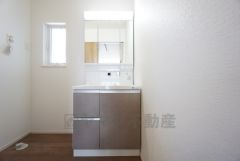 三面鏡裏収納付き洗面化粧台です＾＾ 歯磨きセットやスキンケア用品などの収納に便利ですね。