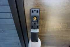 スマートキー搭載の玄関扉です＾＾お買物帰りの荷物が多い時やお子様を抱いているときなど施錠・解錠がスムーズにできるのが嬉しいポイントです＾＾