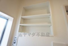 洗濯機上部に可動棚を設置。洗剤置場として重宝しますね＾＾