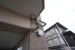 マンション外に防犯カメラ付き。マンション内のトラブル・犯罪の抑止効果があり、防犯性アップ。