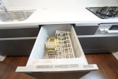 炊事時間を大幅に短縮できる食器洗浄乾燥機付き＾＾食器を洗う手間が減るので家族とのコミュニケーションの時間や自分の時間が増えますね。
