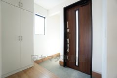 玄関にはシューズクローク付き。ご家族全員分の靴からベビーカーやゴルフバッグなどもしっかり収納できます＾＾