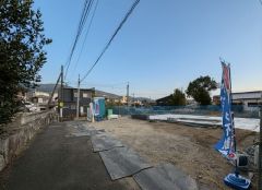 前面道路は南東側約4ｍの公道に面しています。 住人以外の車の進入も少なく、小さなお子様を持つご家庭にも安心です。 