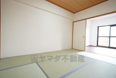 6帖。リビング隣には、ホッとできる和室を用意。客間としてはもちろん、お子様のお昼寝スペースや書斎としても活躍してくれそうです＾＾ 