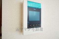 防犯性もばっちり、TVモニター付きインターホン完備。大きなモニターで玄関先を確認できます。録画機能が付いているので不在時の訪問者も確認できて安心です＾＾