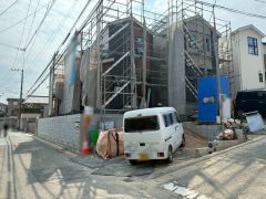 現地（2026年3月）撮影。 前面道路は北側約4ｍ公道に面しています＾＾ 徒歩10分圏内にはスーパー、コンビニ、ドラッグストア、公園など。周辺環境充実＾＾