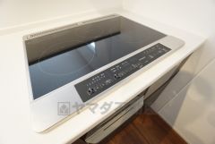 お手入れのしやすいIHクッキングヒーターです。3口コンロなので、効率よくお料理が楽しめます。毎日のお料理も楽しくなりますね＾＾ 