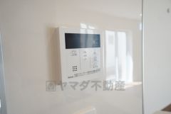 キッチン横から温度調節など楽々操作できる給湯器リモコンです＾＾忙しい夕飯の準備の時間帯に重宝しますね。