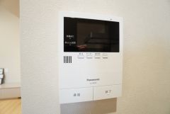 防犯はもちろん、セールスマン対策にもなるモニター付きインターホンです。お子さん1人での留守番時にも活躍しそうです。