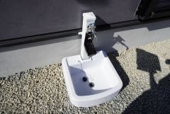 お車の洗車や外壁のお掃除をする際に便利な外水栓。