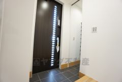 玄関扉にスリットのある明るい玄関です＾＾ ステキな玄関で帰ってくるのが楽しみになりそうですね＾＾