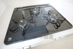 3種類の料理が同時に調理できる、3口ガスコンロ。忙しい夕食の支度時間が短縮できて効率よくお料理が楽しめます。