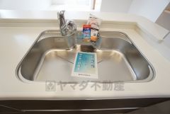 広々とした凸型シンクに洗剤ポケットを標準装備。大きなお鍋など洗いやすいです。