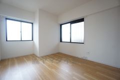 6帖。2面採光を確保した明るい室内は、風通しも良く、大変居心地の良い空間となっております。日当たりがよく、子供部屋としての利用もおすすめ。