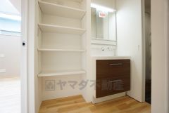 三面鏡にハンドシャワー付きで使いやすい洗面台です＾＾鏡裏と洗面ボウル下に収納付きの洗面台なので、整理整頓ができスッキリと使えます＾＾ 洗面台横に可動棚タイプの収納も付いています＾＾