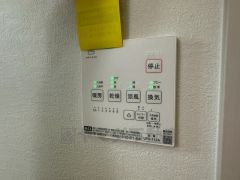 雨の日の洗濯も安心できる浴室暖房乾燥機付き浴室。浴室暖房乾燥機には、暖房、乾燥、涼風、換気の4つの機能が付いています。