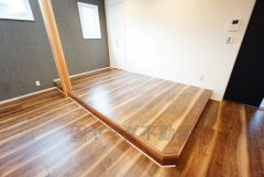 リビングに小上がりになっている約4.3帖の多目的室あり＾＾